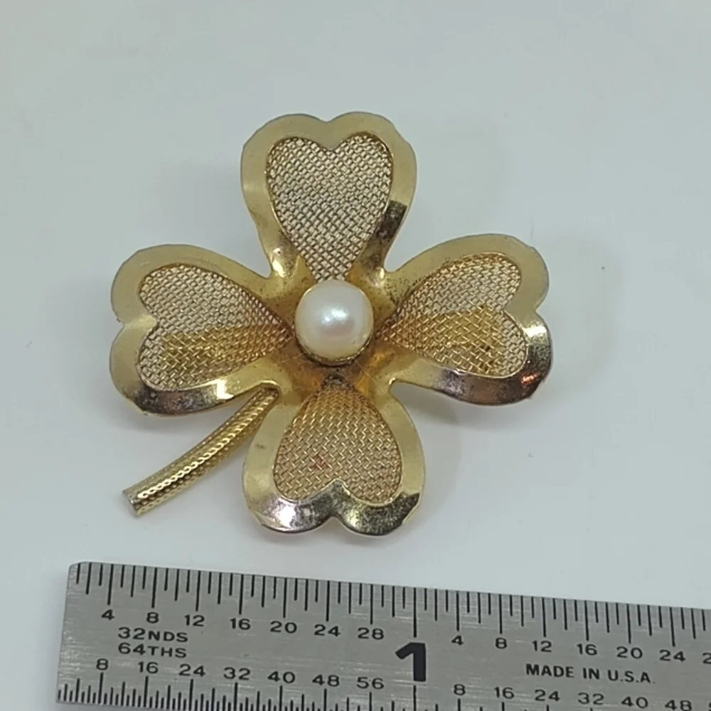 * vintage Coro faux pearl lucky shamrock 4 leaf clover pin brooch